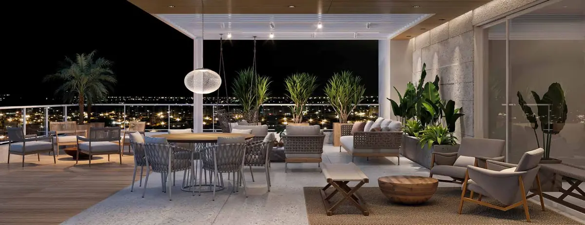 Terraço à noite com vista para a cidade